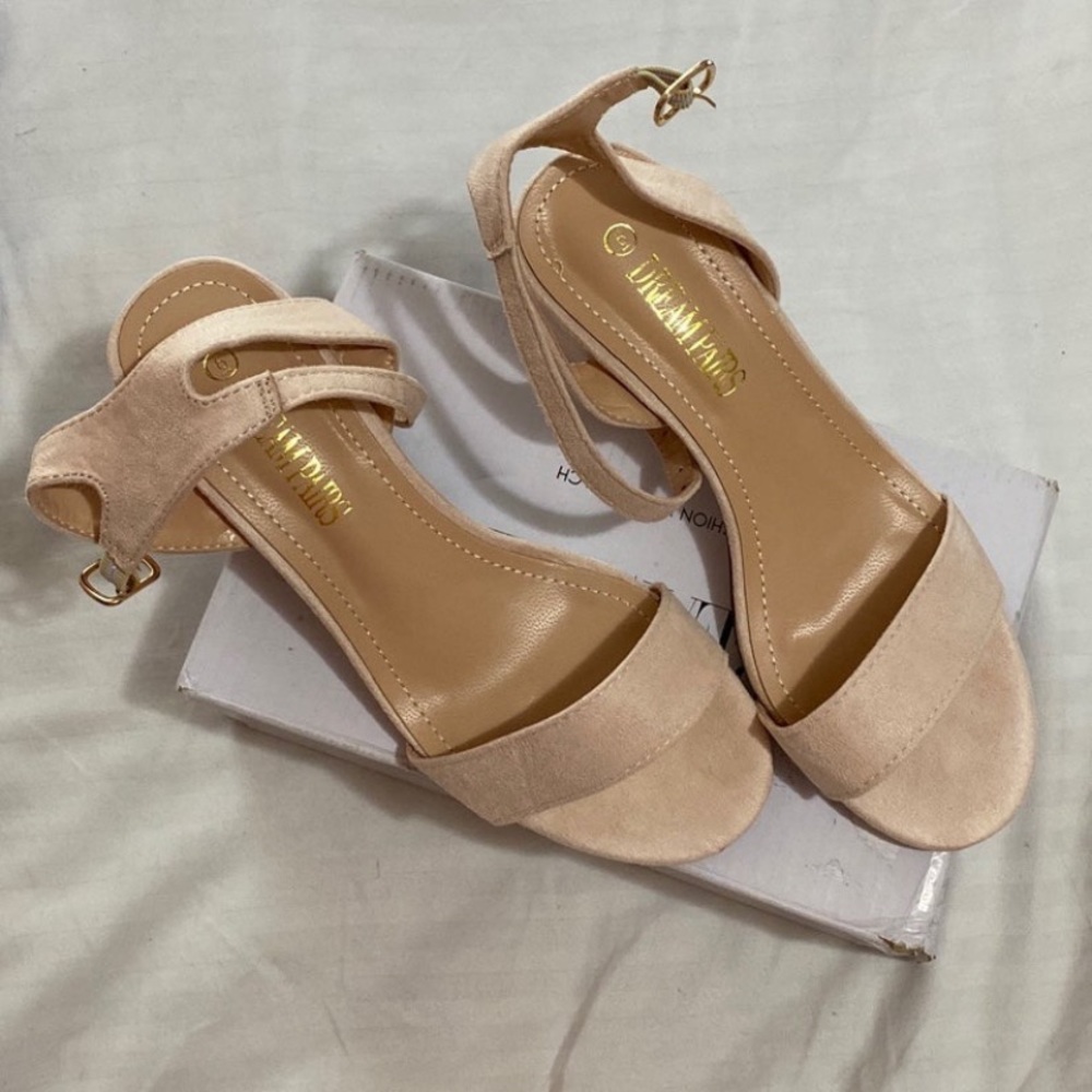 DREAMPAIRS nude suede heel